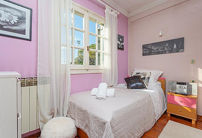 Single bedroom with A/C and balcony access . - Villa Durrell . (Photo Gallery) }}