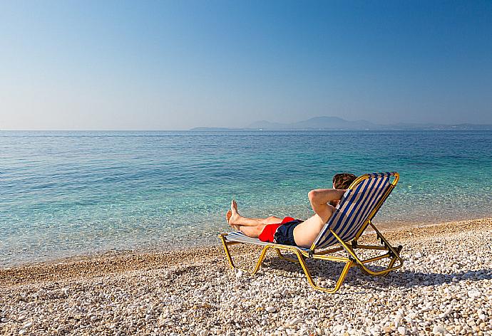 Relaxing on Kaminaki beach . - Villa Durrell . (Fotogalerie) }}