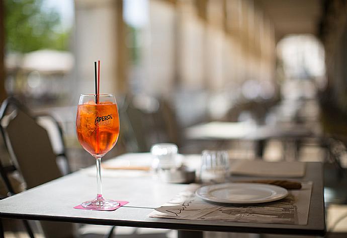 Drinks in Corfu old town . - Villa Durrell . (Fotogalerie) }}