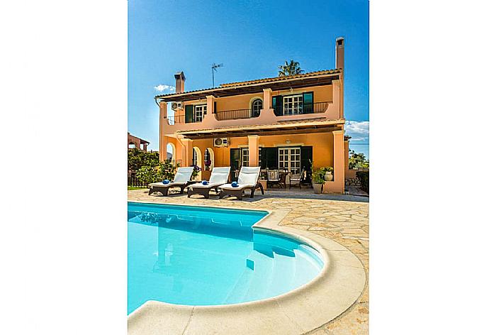 Beautiful villa with private pool and terrace . - Villa Durrell . (Галерея фотографий) }}