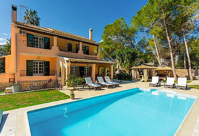 Beautiful villa with private pool, terrace, and lawn . - Villa Durrell . (Галерея фотографий) }}