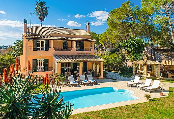 ,Beautiful villa with private pool, terrace, and lawn . - Villa Durrell . (Fotogalerie) }}