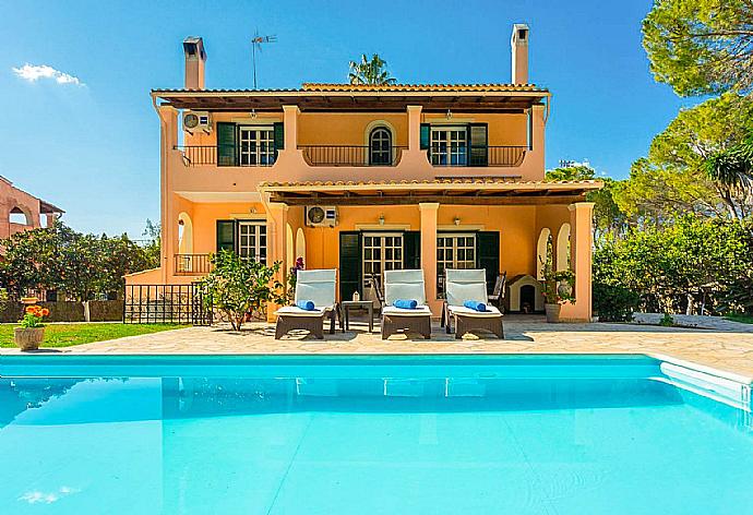 Beautiful villa with private pool, terrace, and lawn . - Villa Durrell . (Galería de imágenes) }}