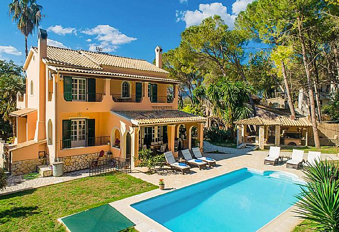 Beautiful villa with private pool, terrace, and lawn . - Villa Durrell . (Galería de imágenes) }}