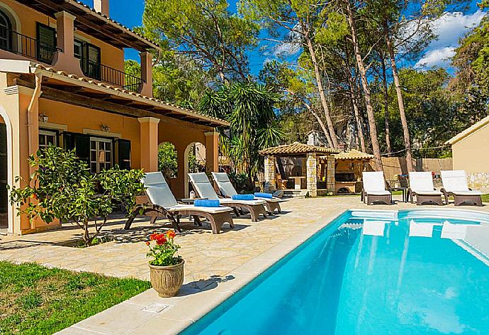 Private pool, terrace, and lawn . - Villa Durrell . (Galería de imágenes) }}