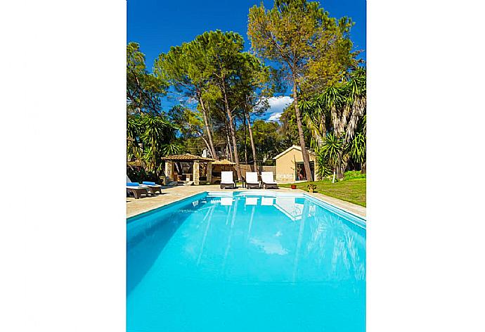 Private pool, terrace, and lawn . - Villa Durrell . (Galería de imágenes) }}