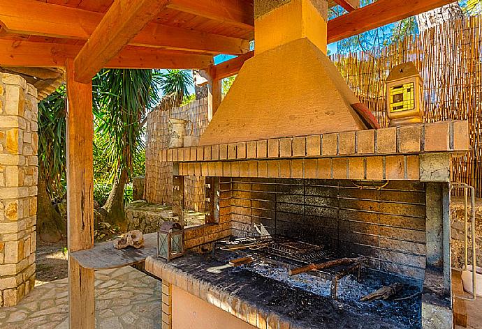 BBQ area . - Villa Durrell . (Galerie de photos) }}