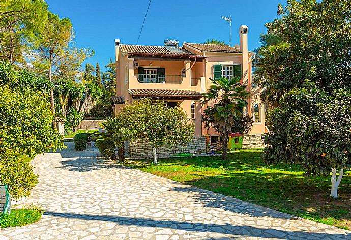 Driveway . - Villa Durrell . (Photo Gallery) }}