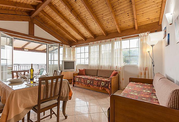 Open-plan living room with sofas, dining area, WiFi internet, TV, DVD player, and terrace access . - Georgia . (Galerie de photos) }}