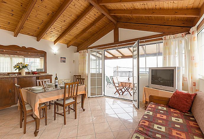 Open-plan living room with sofas, dining area, WiFi internet, TV, DVD player, and terrace access . - Georgia . (Galerie de photos) }}