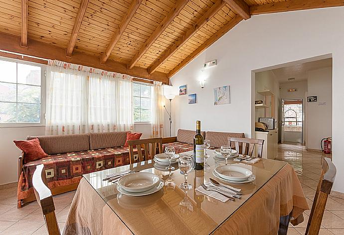 Open-plan living room with sofas, dining area, WiFi internet, TV, DVD player, and terrace access . - Georgia . (Fotogalerie) }}