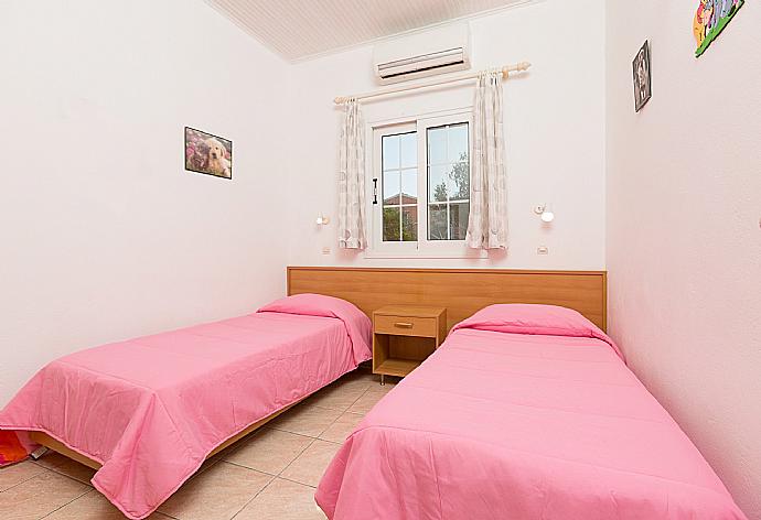 Twin bedroom with A/C . - Georgia . (Galleria fotografica) }}