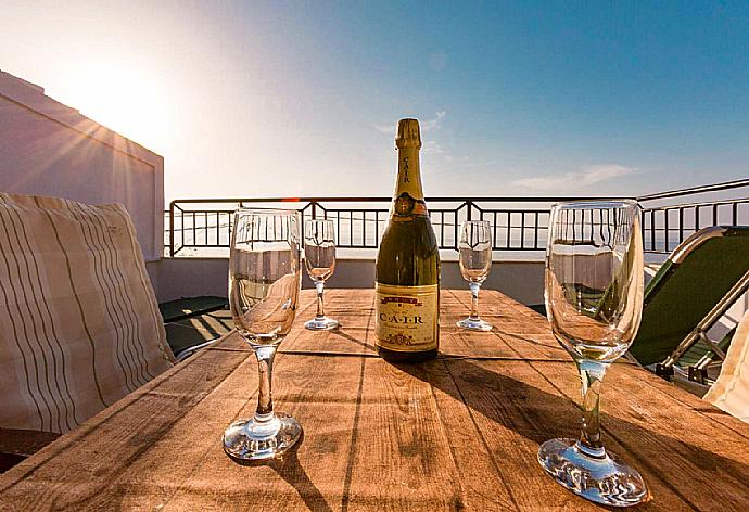 Terrace with beautiful sea views . - Georgia . (Fotogalerie) }}