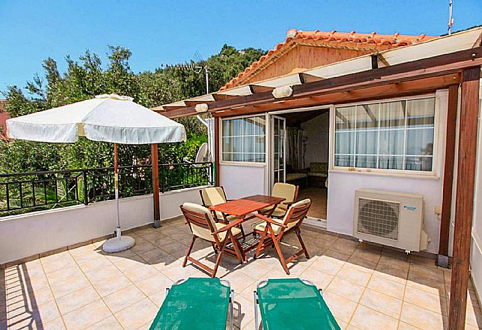 Balcony with sea views . - Georgia . (Fotogalerie) }}