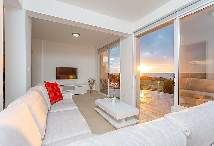 Open-plan living room with sofas, dining area, kitchen, A/C, WiFi internet, satellite TV, DVD player, panoramic sea views, and terrace access . - Villa Blue Diamond . (Fotogalerie) }}