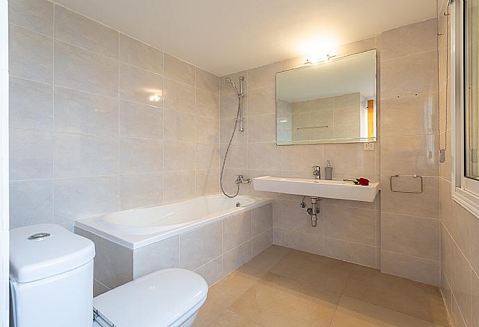 En suite bathroom with bath and shower . - Villa Blue Diamond . (Galleria fotografica) }}