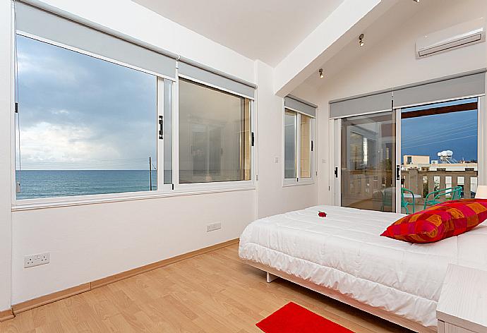 Double bedroom with en suite bathroom, A/C, panoramic sea views, and balcony access . - Villa Blue Diamond . (Fotogalerie) }}