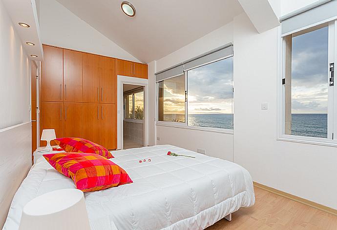 Double bedroom with en suite bathroom, A/C, panoramic sea views, and balcony access . - Villa Blue Diamond . (Galleria fotografica) }}