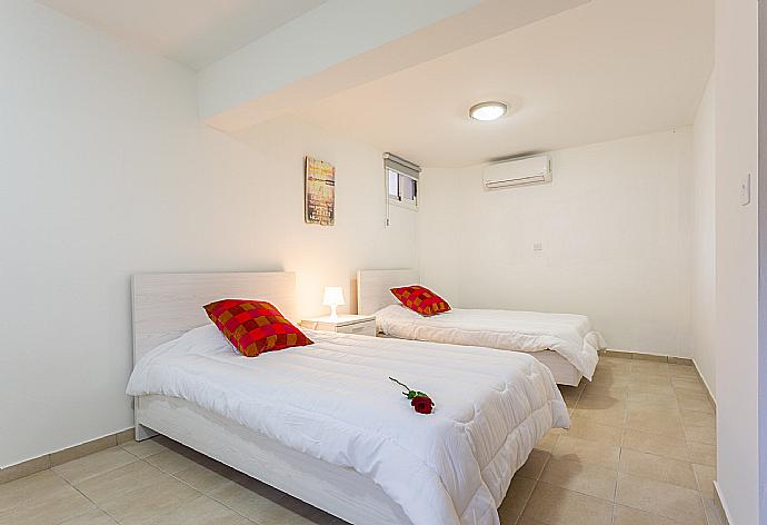 Twin bedroom with A/C . - Villa Blue Diamond . (Galleria fotografica) }}