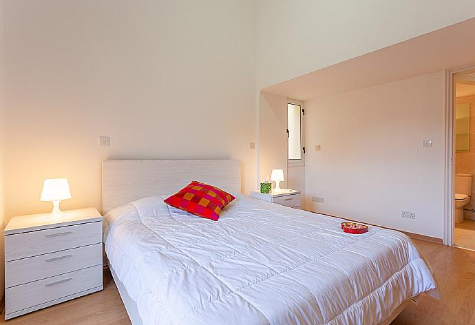 Double bedroom with en suite bathroom, A/C, and terrace access . - Villa Blue Diamond . (Galleria fotografica) }}