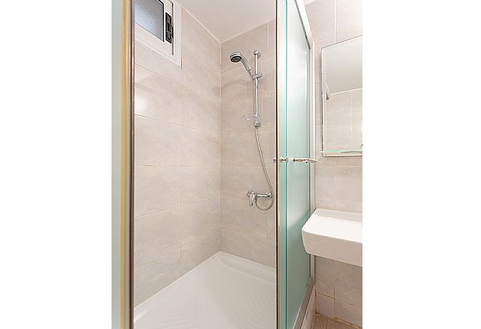 Family bathroom with shower . - Villa Blue Diamond . (Photo Gallery) }}