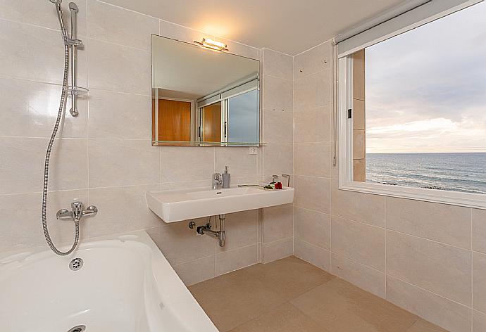 En suite bathroom with bath and shower . - Villa Blue Diamond . (Галерея фотографий) }}