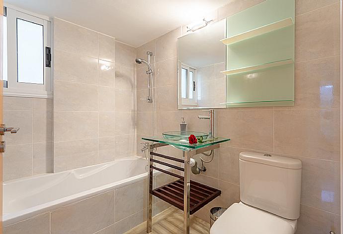 En suite bathroom with bath and shower . - Villa Blue Diamond . (Fotogalerie) }}