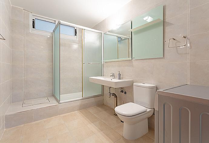 Family bathroom with shower . - Villa Blue Diamond . (Fotogalerie) }}