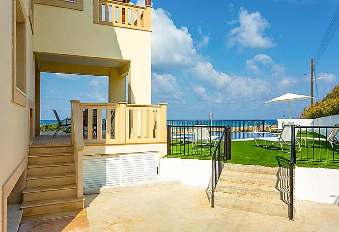 Entrance to pool terrace . - Villa Blue Diamond . (Fotogalerie) }}