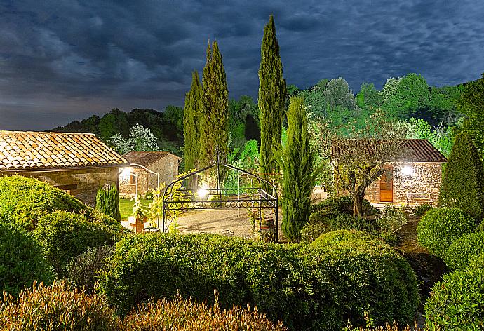 Night view . - Villa Casale Silvia . (Fotogalerie) }}