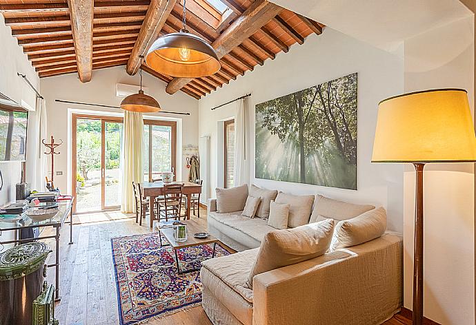 Living room on ground floor of main building with sofas, dining area, ornamental fireplaces, A/C, WiFi internet, satellite TVs, DVD player, and garden access  . - Villa Casale Silvia . (Galería de imágenes) }}