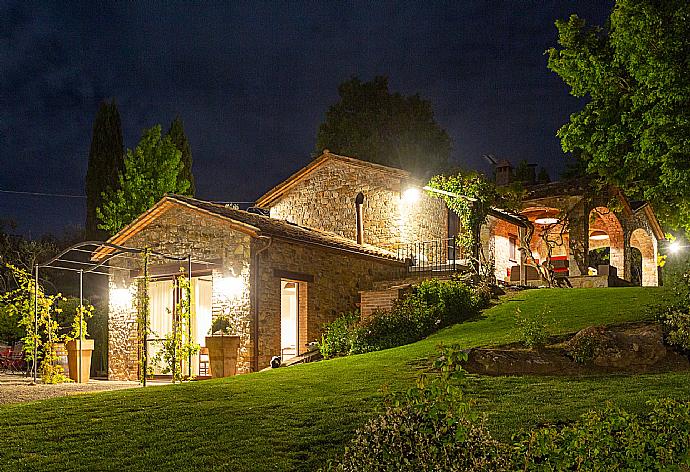 Night view of villa . - Villa Casale Silvia . (Galería de imágenes) }}