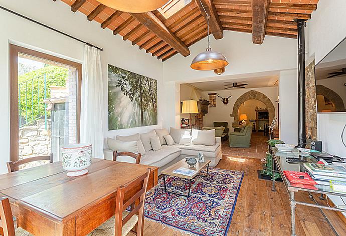 Living room on ground floor of main building with sofas, dining area, ornamental fireplaces, A/C, WiFi internet, satellite TVs, DVD player, and garden access  . - Villa Casale Silvia . (Galería de imágenes) }}