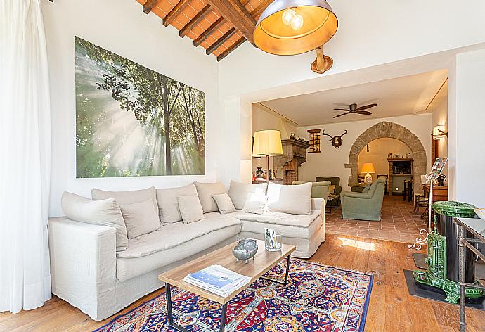 Living room on ground floor of main building with sofas, dining area, ornamental fireplaces, A/C, WiFi internet, satellite TVs, DVD player, and garden access  . - Villa Casale Silvia . (Galería de imágenes) }}