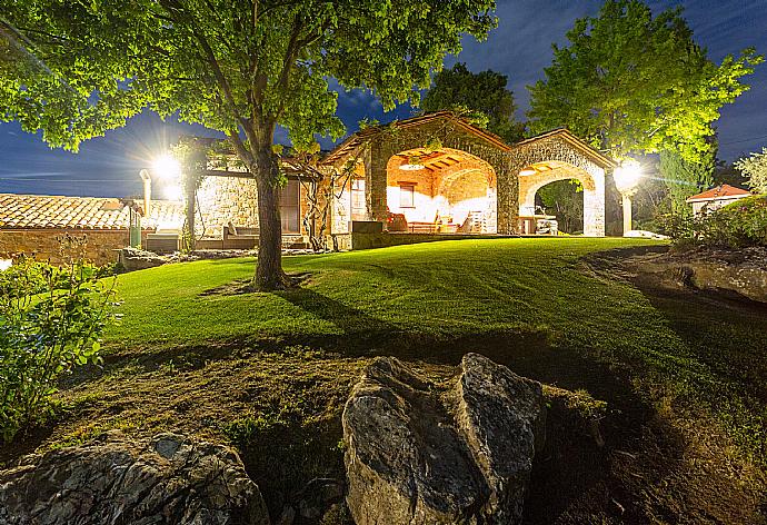 Night view . - Villa Casale Silvia . (Galería de imágenes) }}