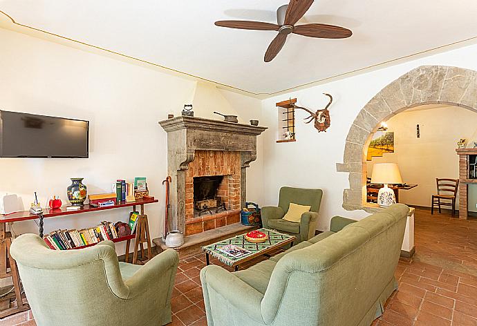 Living room on ground floor of main building with sofas, dining area, ornamental fireplaces, A/C, WiFi internet, satellite TVs, DVD player, and garden access  . - Villa Casale Silvia . (Galleria fotografica) }}