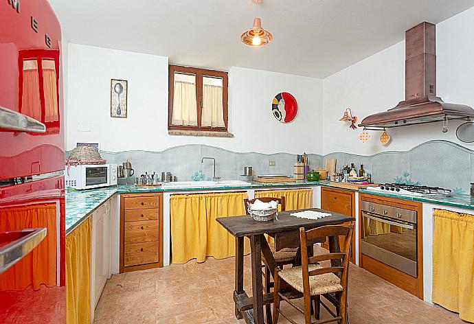 Equipped kitchen on ground floor of main building . - Villa Casale Silvia . (Галерея фотографий) }}