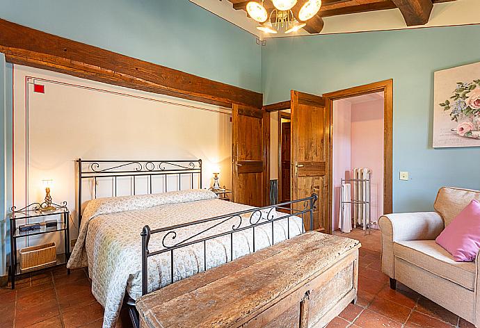 Double bedroom on first floor of main building with en suite bathroom, A/C, and TV . - Villa Casale Silvia . (Galerie de photos) }}