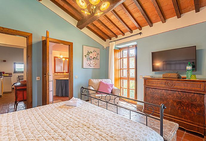 Double bedroom on first floor of main building with en suite bathroom, A/C, and TV . - Villa Casale Silvia . (Photo Gallery) }}