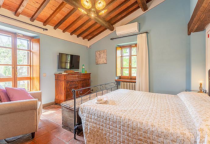 Double bedroom on first floor of main building with en suite bathroom, A/C, and TV . - Villa Casale Silvia . (Galleria fotografica) }}