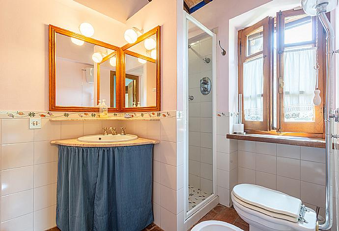 En suite bathroom with shower . - Villa Casale Silvia . (Галерея фотографий) }}