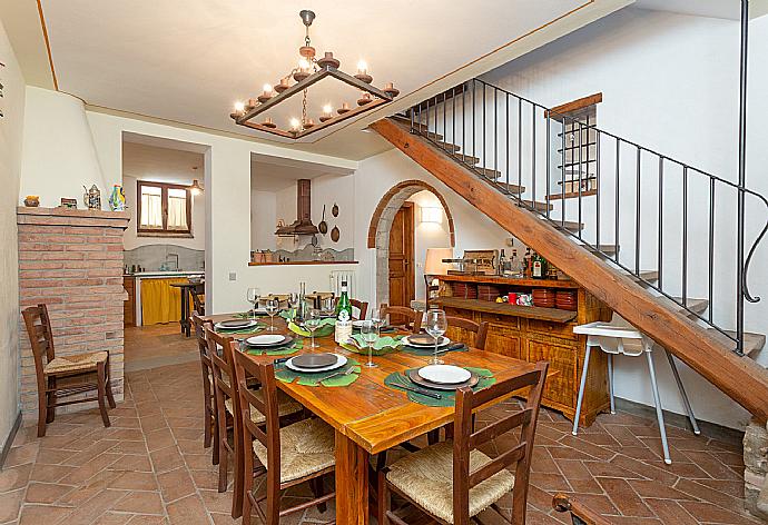 Dining room on ground floor of main building with ornamental fireplace . - Villa Casale Silvia . (Galería de imágenes) }}