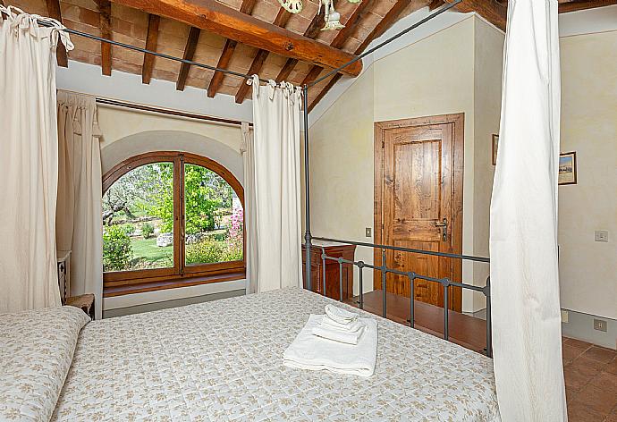 Double bedroom on first floor of main building with en suite bathroom and A/C . - Villa Casale Silvia . (Galerie de photos) }}