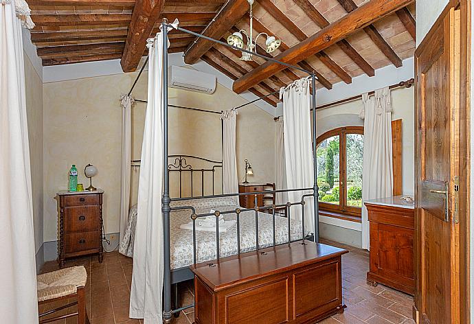 Double bedroom on first floor of main building with en suite bathroom and A/C . - Villa Casale Silvia . (Галерея фотографий) }}