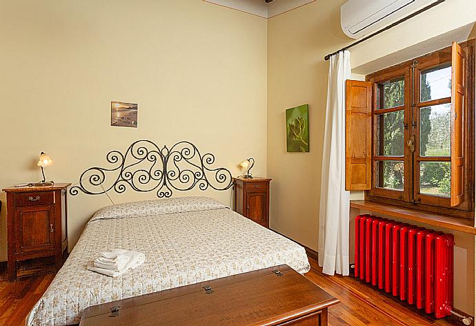 Double bedroom on first floor of main building with en suite bathroom and A/C . - Villa Casale Silvia . (Галерея фотографий) }}