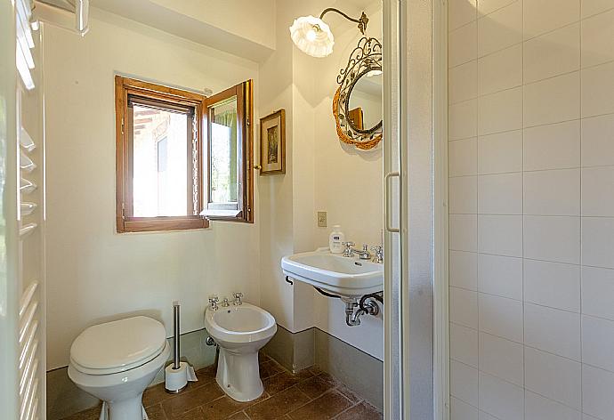 En suite bathroom with shower . - Villa Casale Silvia . (Galería de imágenes) }}