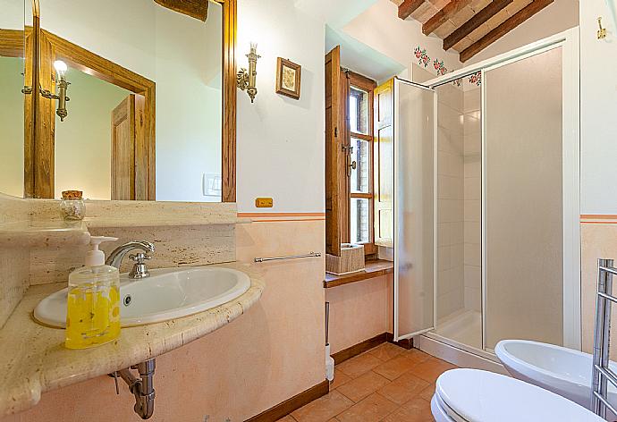 En suite bathroom with shower . - Villa Casale Silvia . (Fotogalerie) }}