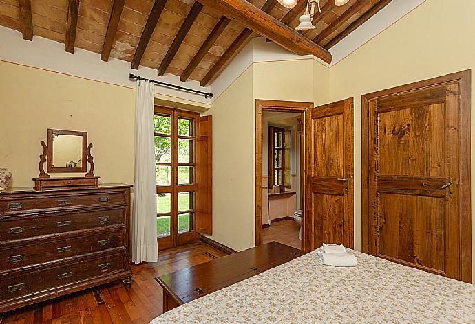 Double bedroom on first floor of main building with en suite bathroom and A/C . - Villa Casale Silvia . (Photo Gallery) }}