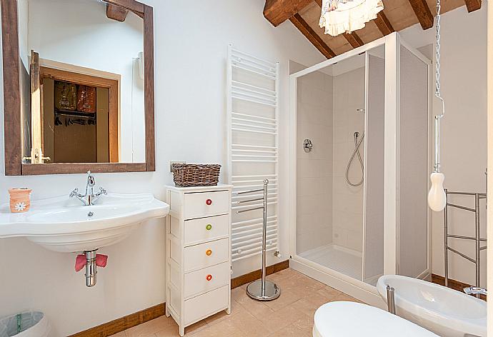 En suite bathroom with shower . - Villa Casale Silvia . (Galería de imágenes) }}