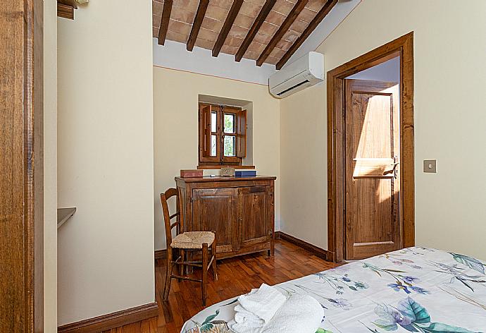 Double bedroom on first floor of main building with en suite bathroom and A/C . - Villa Casale Silvia . (Galería de imágenes) }}